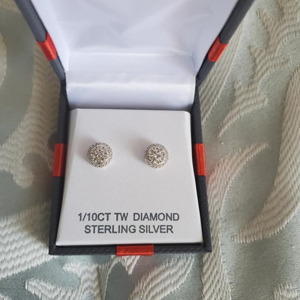 Beautiful 1/10th carat diamond earrings